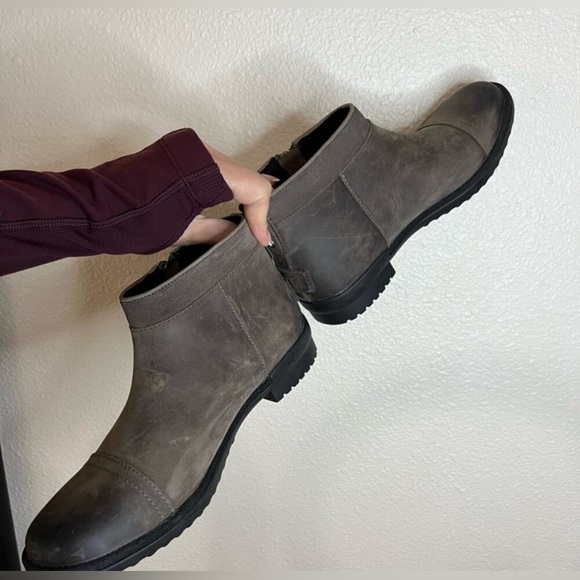 UGG Australia Attell brown suede distressed ankle booties NEW 7 - Picture 4 of 9